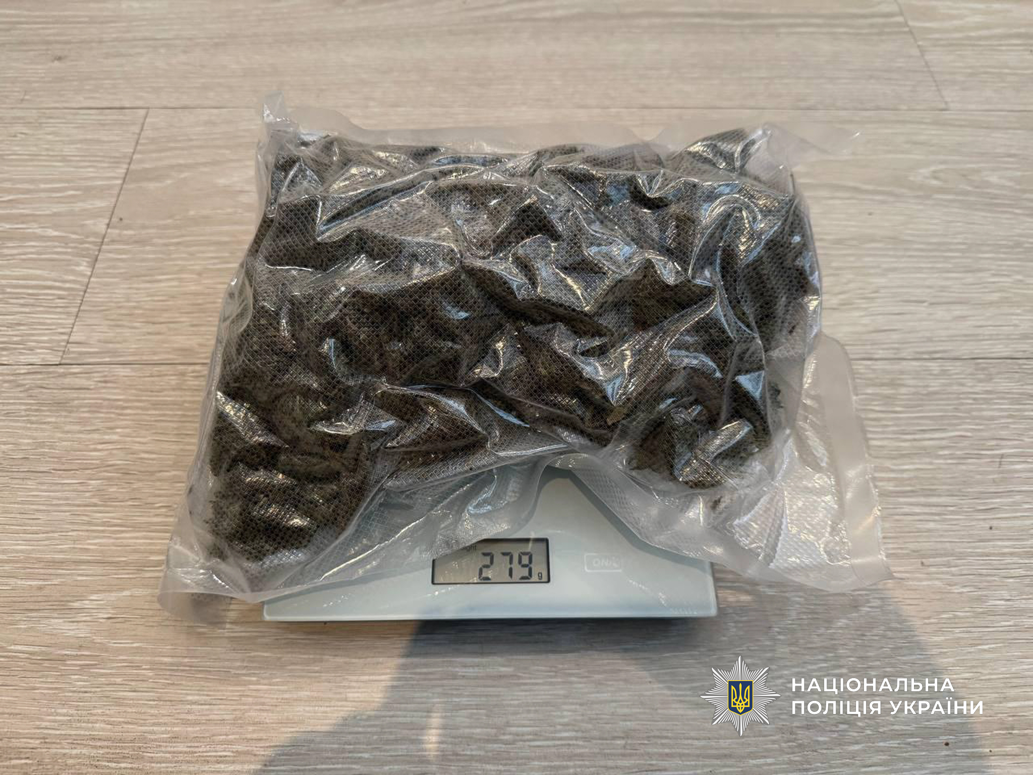 Поліцейські Одещини затримали групу наркоділків, у яких вилучили канабісу на сотні тисяч гривень