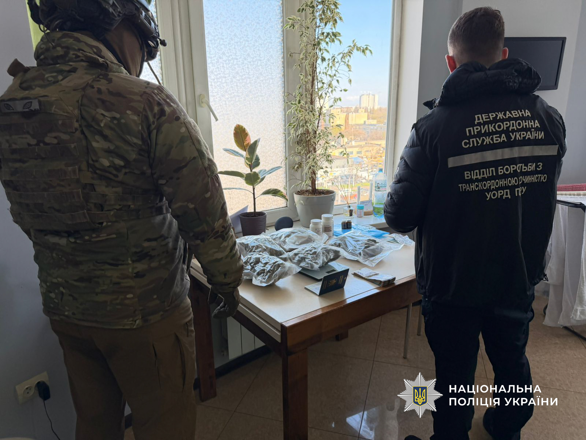 Поліцейські Одещини затримали групу наркоділків, у яких вилучили канабісу на сотні тисяч гривень