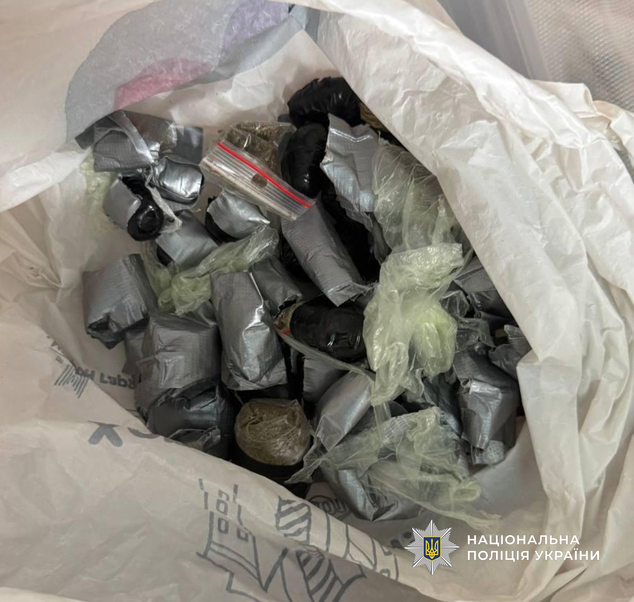 Поліцейські Одещини затримали групу наркоділків, у яких вилучили канабісу на сотні тисяч гривень