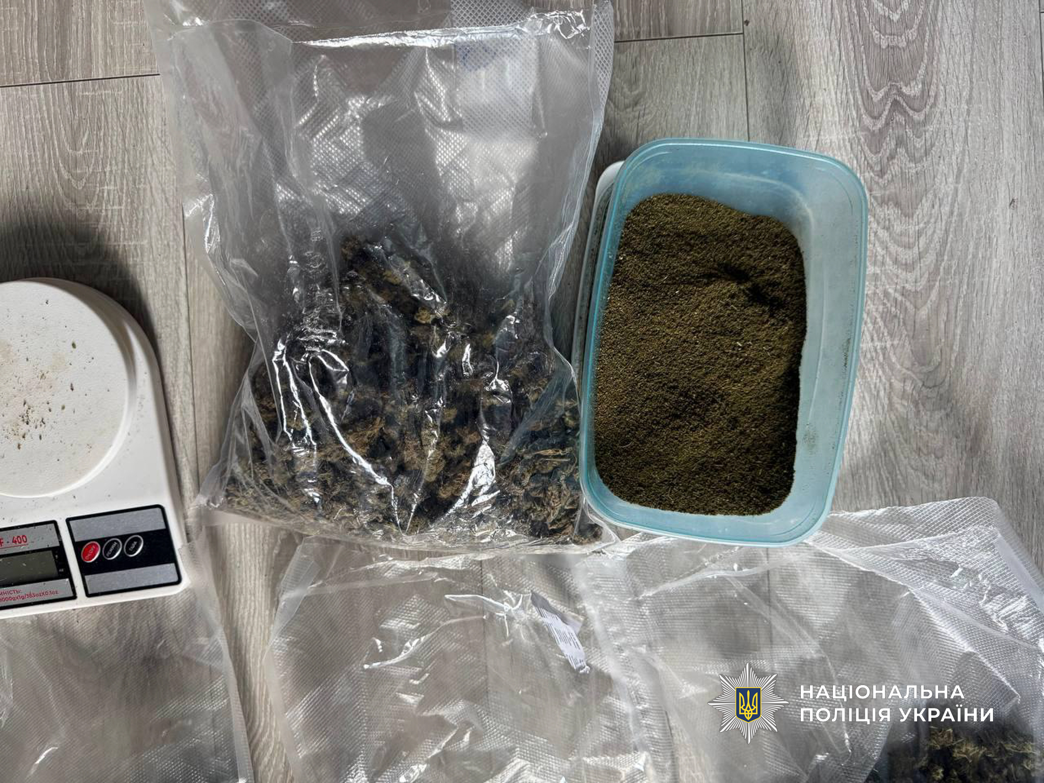 Поліцейські Одещини затримали групу наркоділків, у яких вилучили канабісу на сотні тисяч гривень