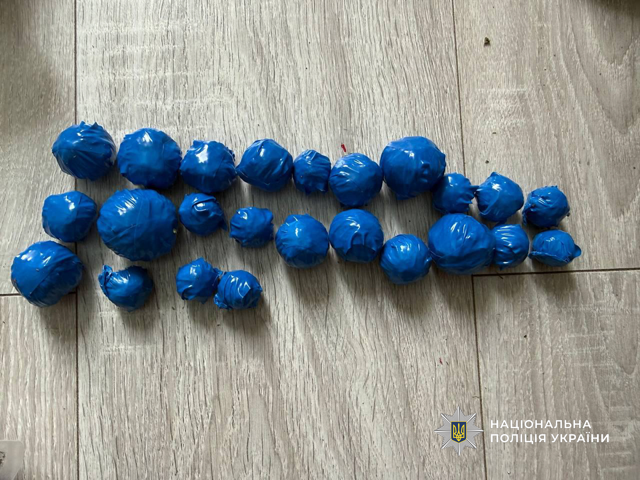 Поліцейські Одещини затримали групу наркоділків, у яких вилучили канабісу на сотні тисяч гривень