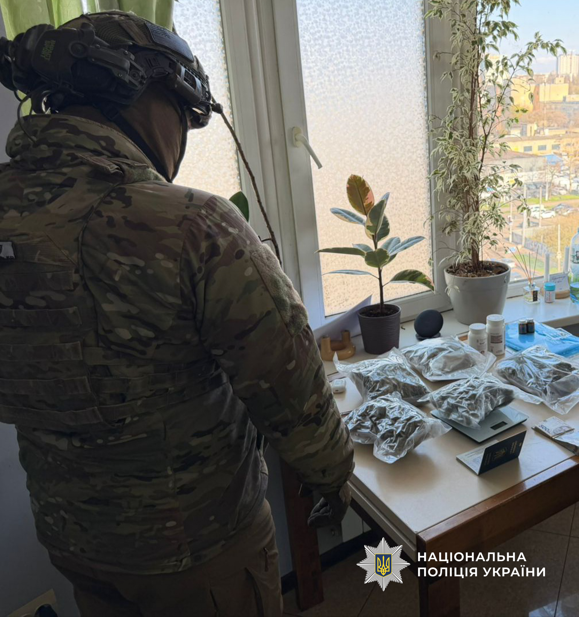 Поліцейські Одещини затримали групу наркоділків, у яких вилучили канабісу на сотні тисяч гривень