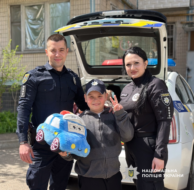 Правоохоронці розповіли щемливу історію 9-річного одесита, який через російську атаку втратив маму і дім