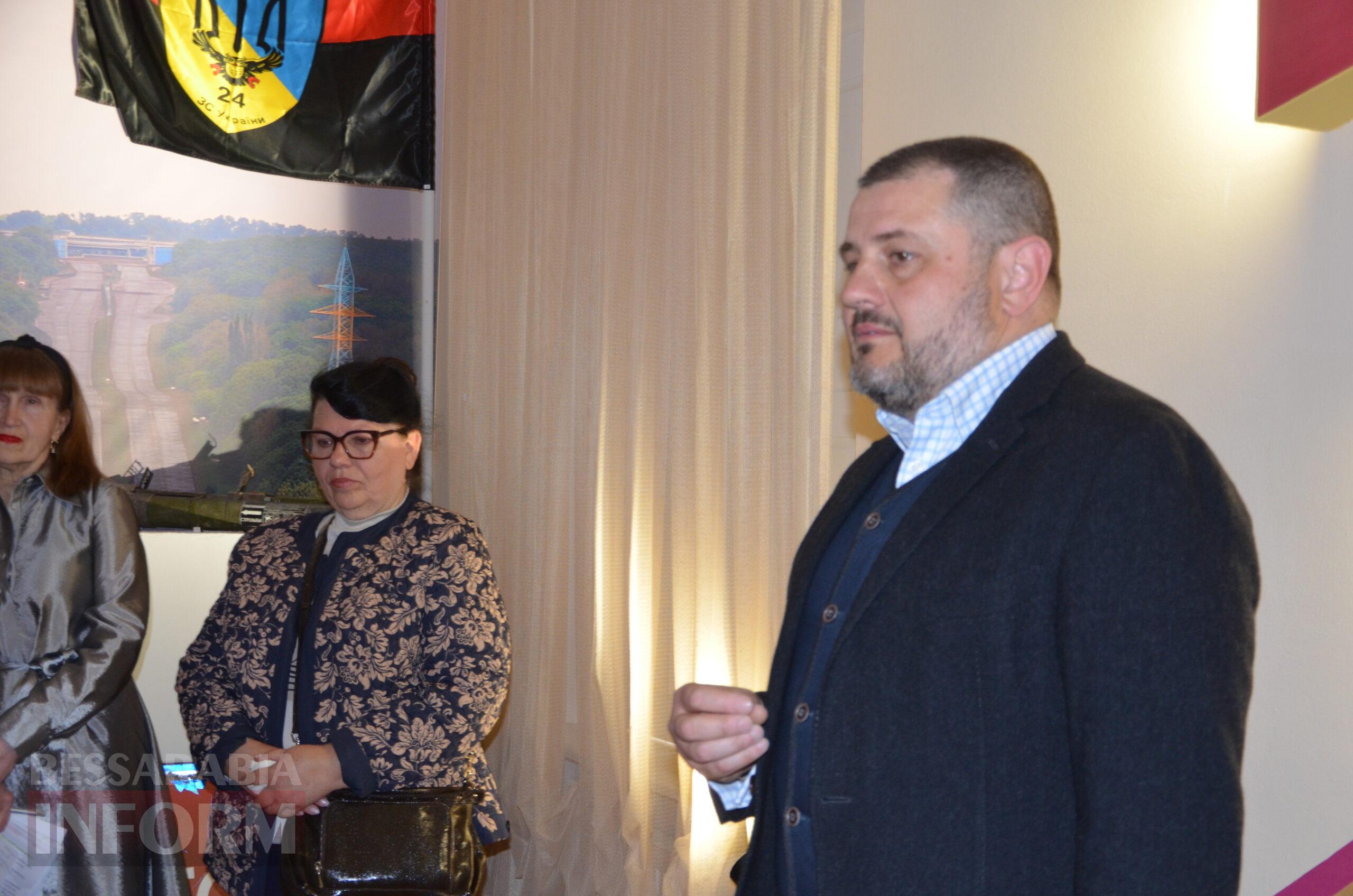 Гості виставки в Ізмаїлі роздивляються експонати