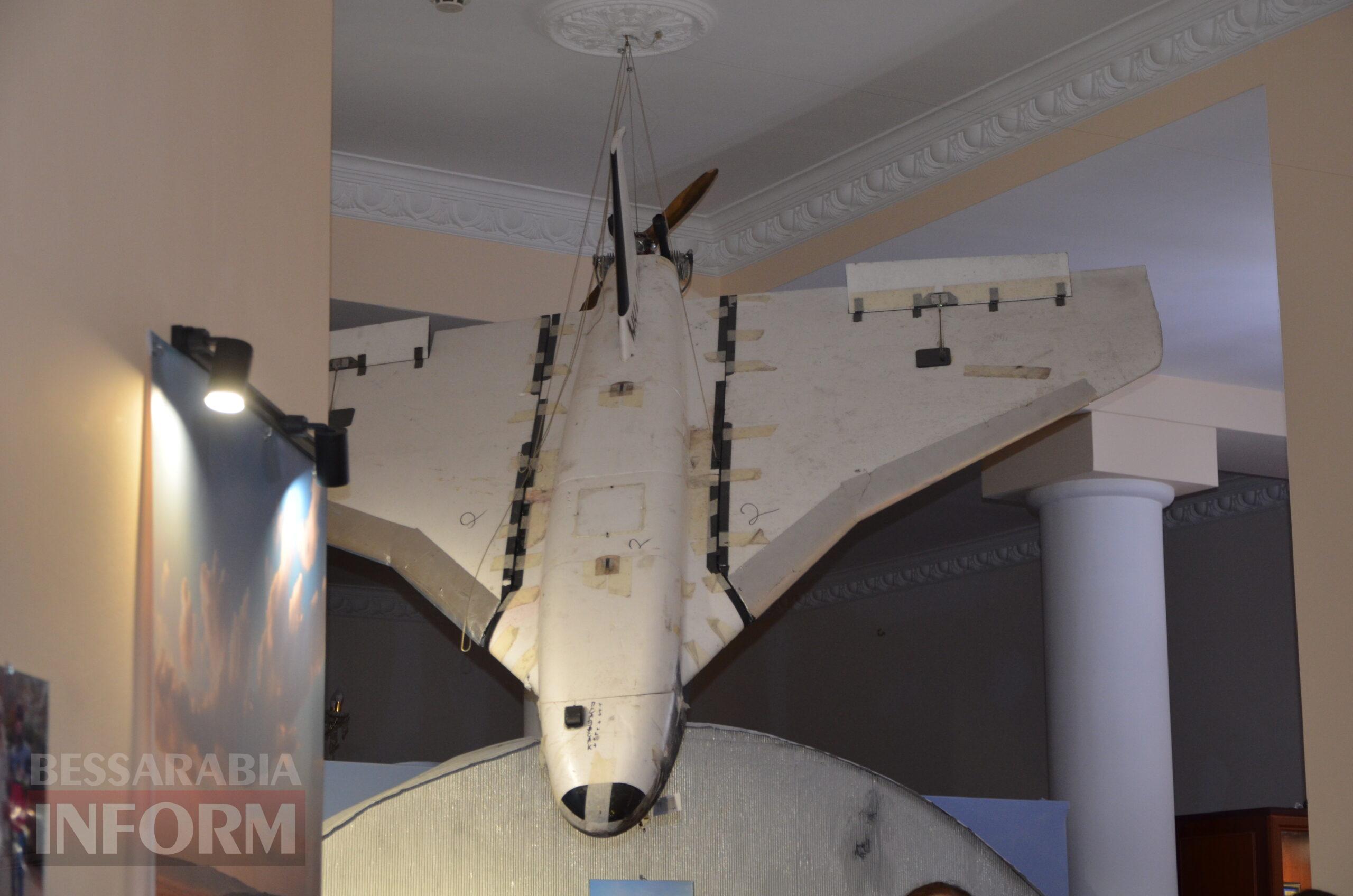 Експонат — ворожий дрон «Гербера» під стелею виставкової зали