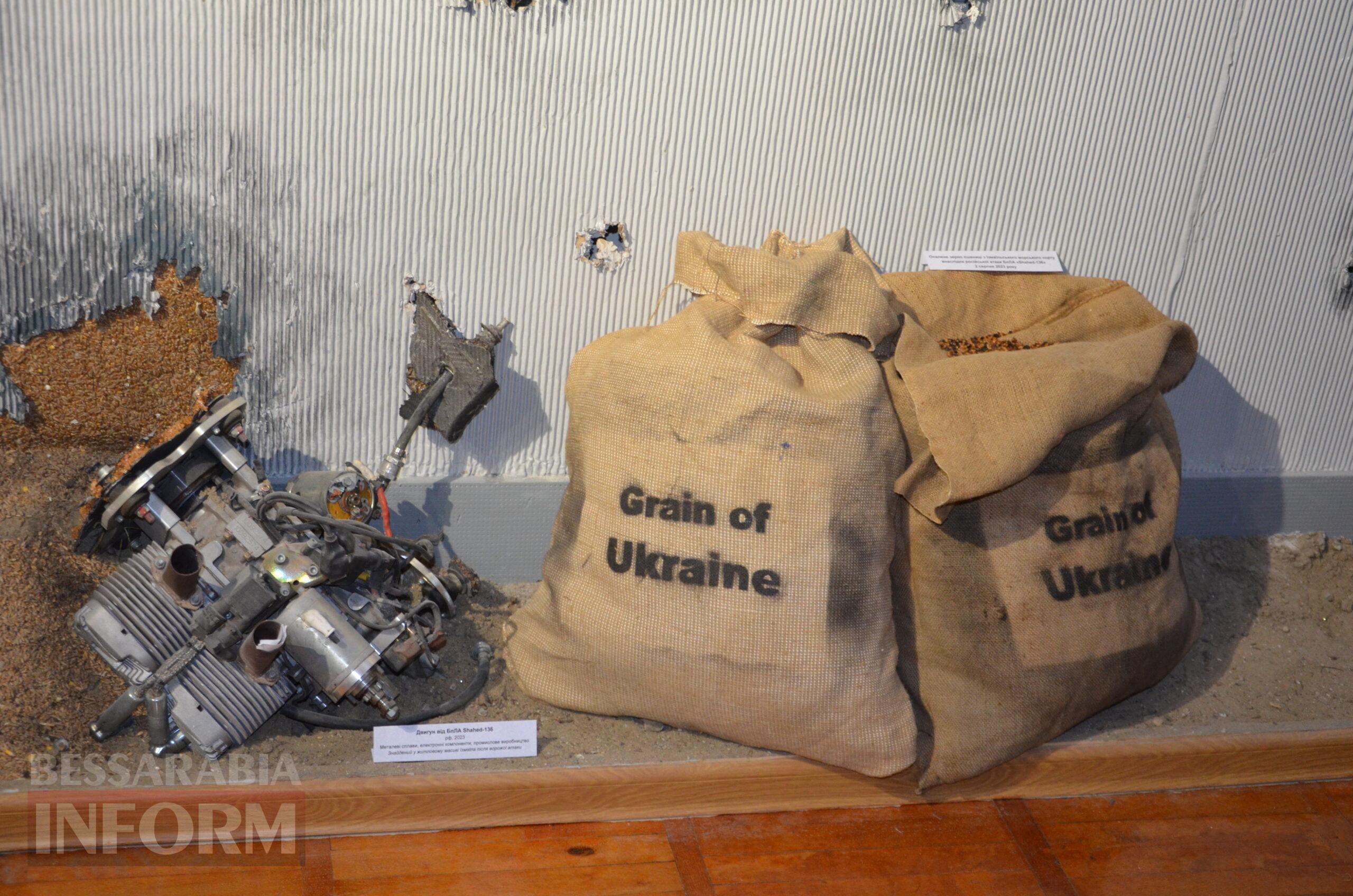 Експонати виставки в Ізмаїлі — нагороди та військове спорядження