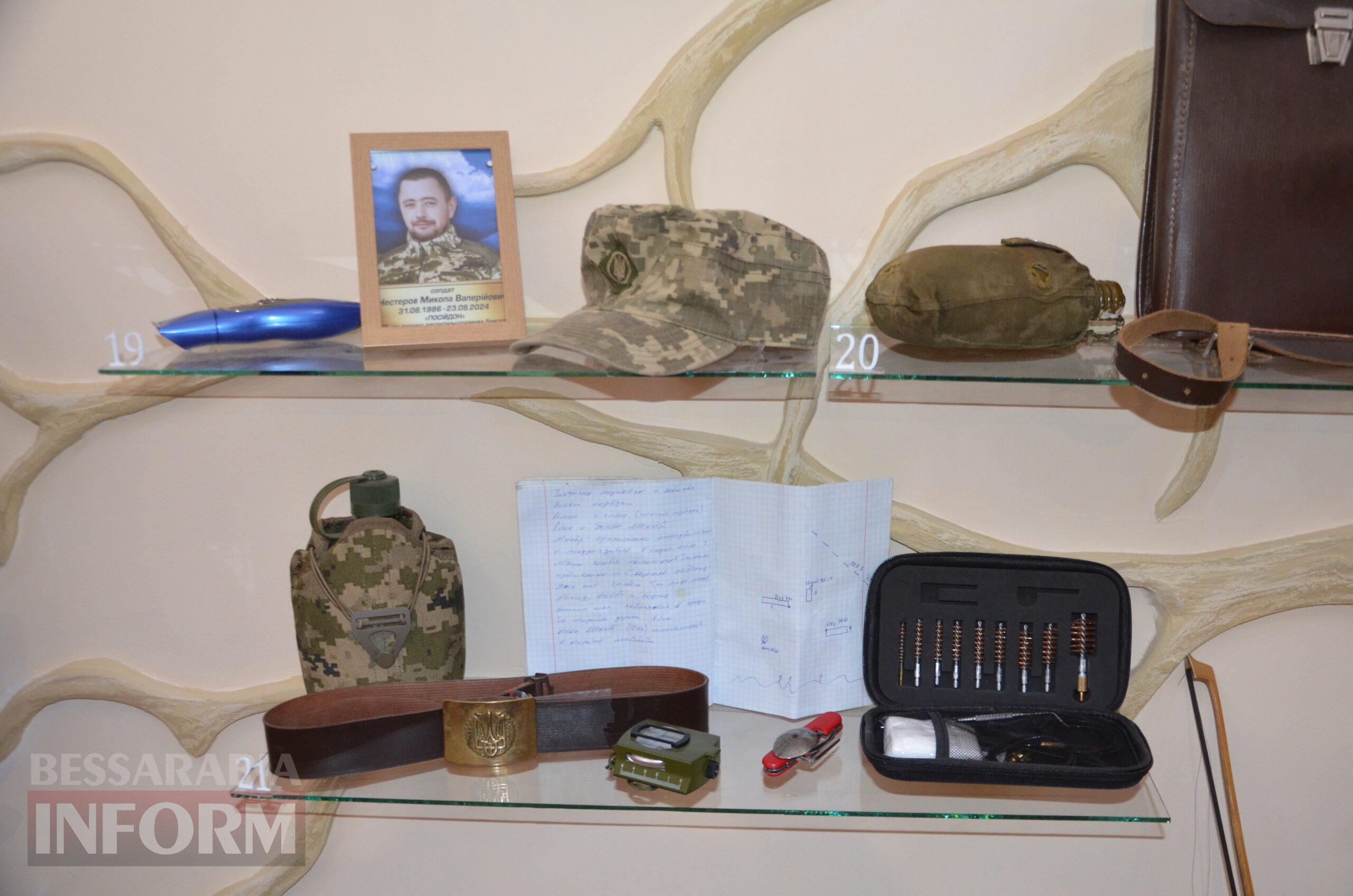 Відвідувачі оглядають експонати виставки в Ізмаїлі