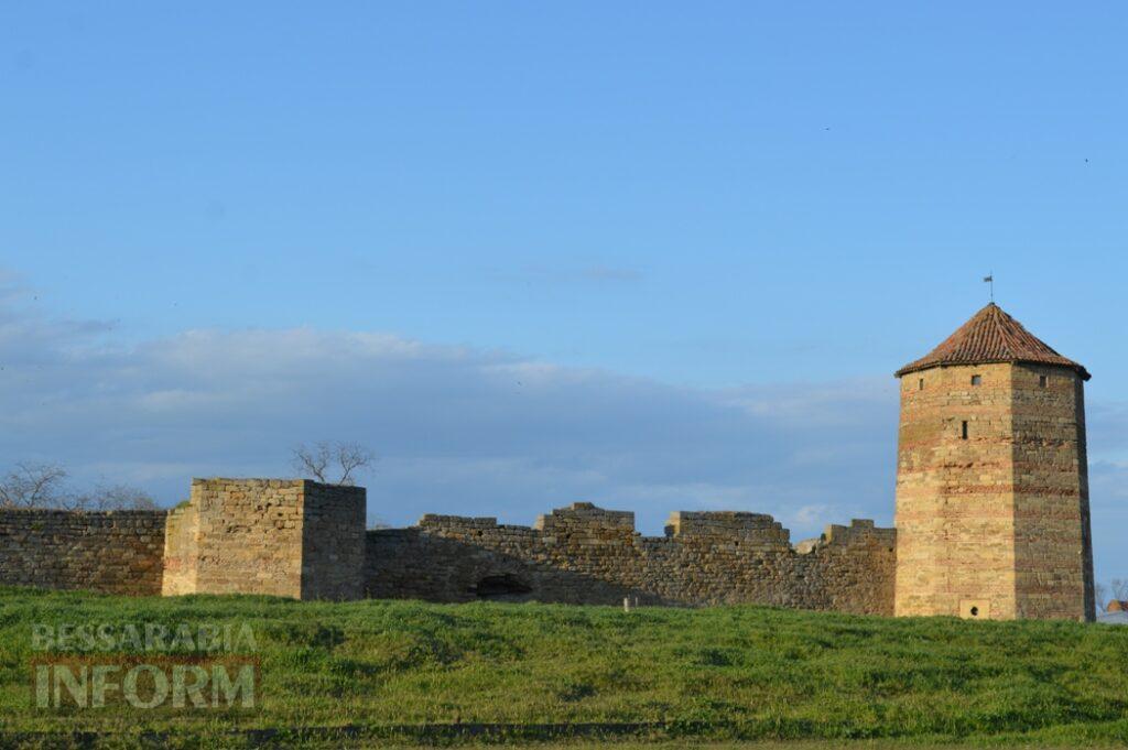 Заквітчаний Аккерман у вечірніх променях