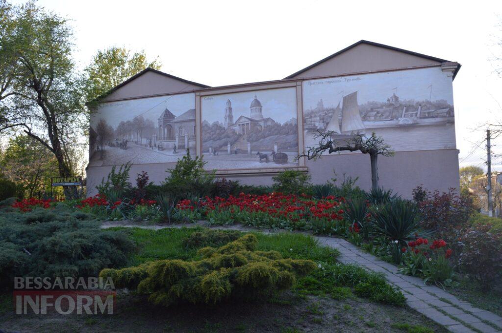 Заквітчаний Аккерман у вечірніх променях