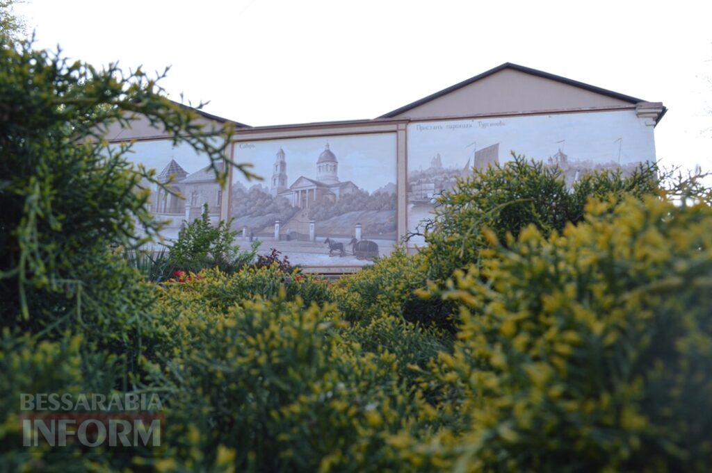 Заквітчаний Аккерман у вечірніх променях