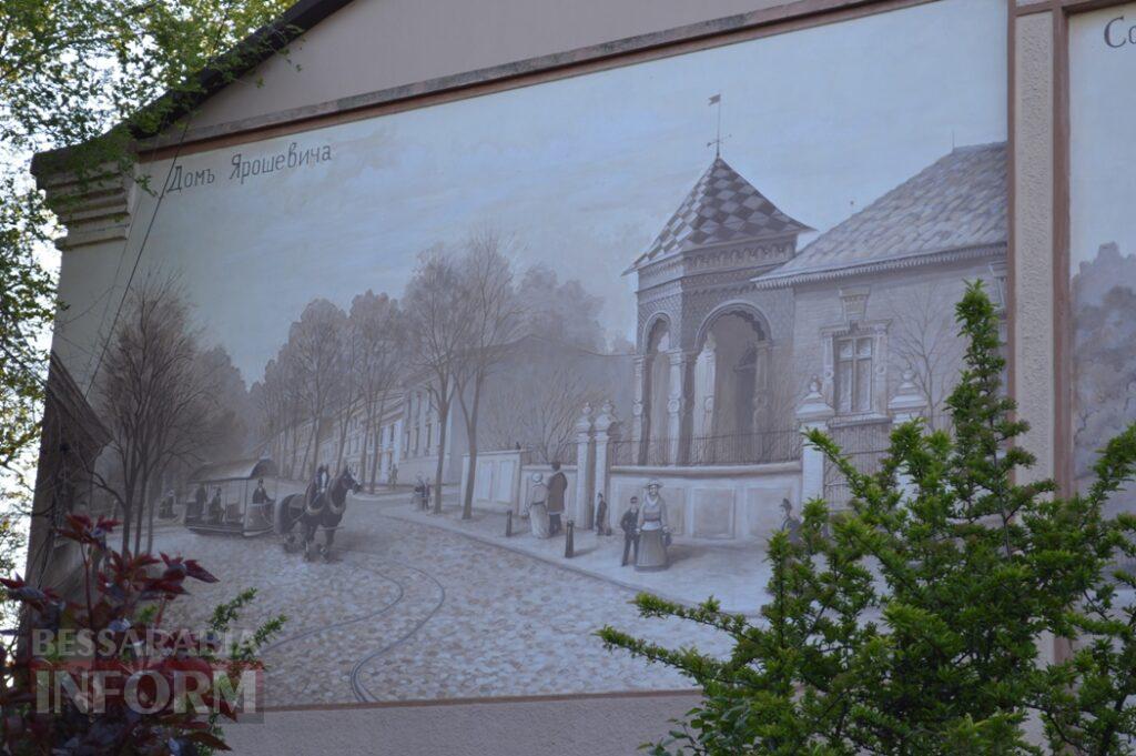 Заквітчаний Аккерман у вечірніх променях