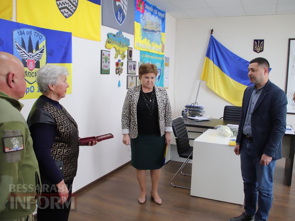 Назавжди в строю: у Болграді матері полеглого Героя Андрія Окунєва вручили його посмертний орден