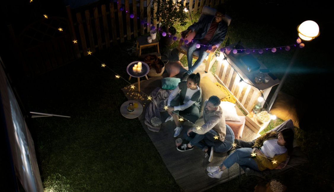 Эстетика «Outdoor Cinema»: как обустроить мягкую зону для просмотра фильмов под открытым небом