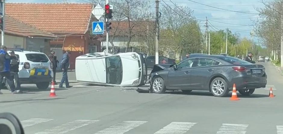 В Ізмаїлі через проїзд на «червоне» сталася ДТП з перекиданням: троє людей у лікарні