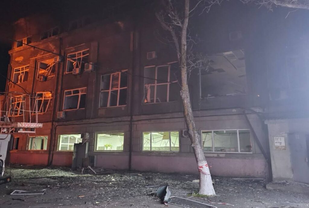 Ворог бив по лікарні та житлових будинках: в Ізмаїлі є тяжкопоранені після нічної атаки