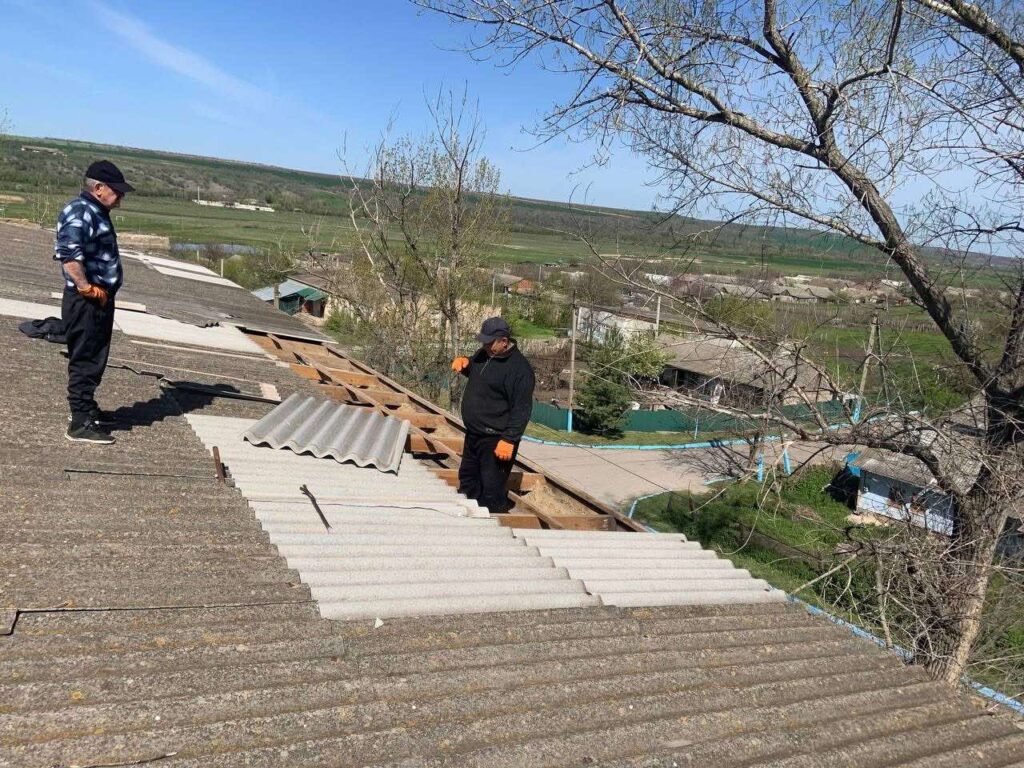 Сила в єдності: як Бессарабська громада за лічені дні відновила дах Петрівського ліцею після негоди