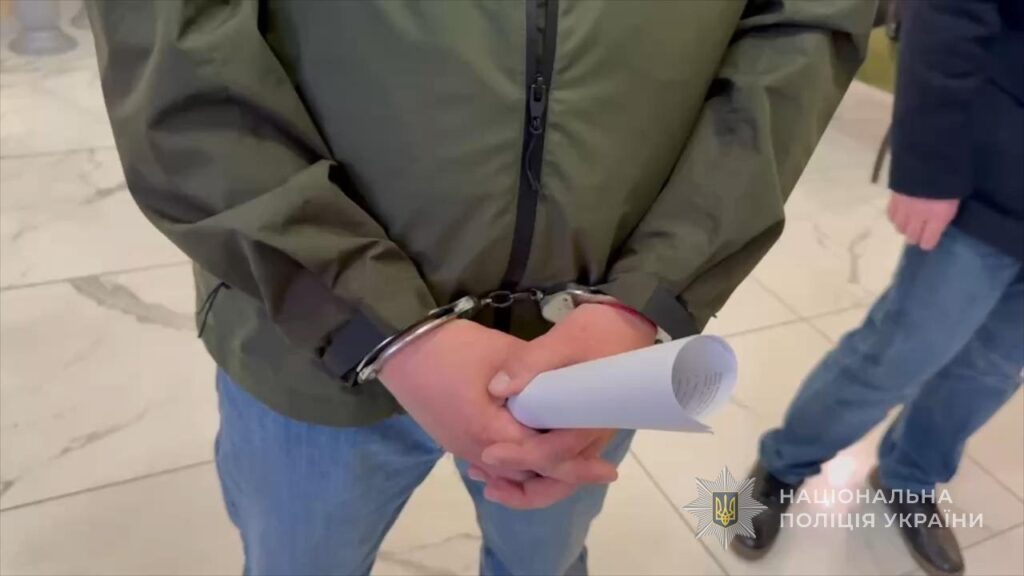 Вимагав 15 тис. доларів за зарахування до тилової частини: на Одещині затримано військовослужбовця керівного складу