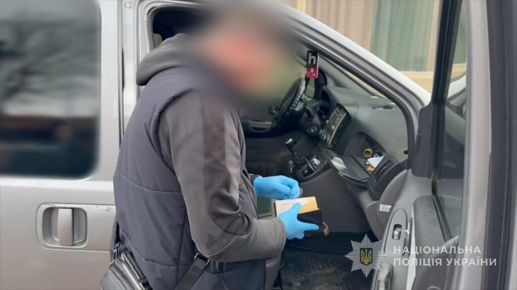 Вимагав 15 тис. доларів за зарахування до тилової частини: на Одещині затримано військовослужбовця керівного складу