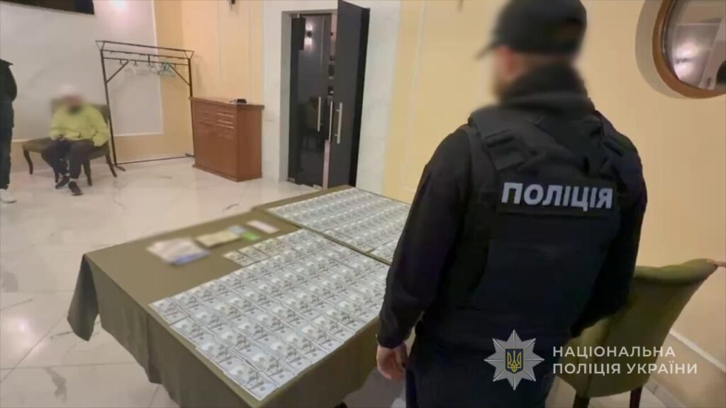 Вимагав 15 тис. доларів за зарахування до тилової частини: на Одещині затримано військовослужбовця керівного складу