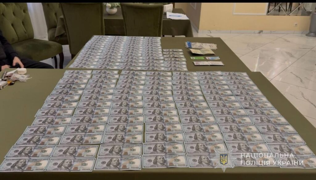 Вимагав 15 тис. доларів за зарахування до тилової частини: на Одещині затримано військовослужбовця керівного складу