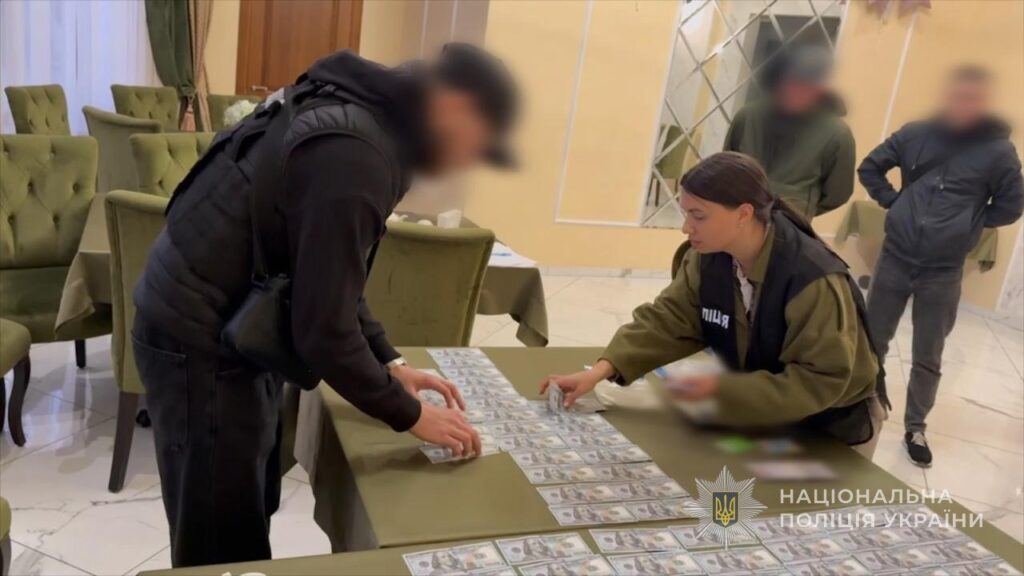 Вимагав 15 тис. доларів за зарахування до тилової частини: на Одещині затримано військовослужбовця керівного складу