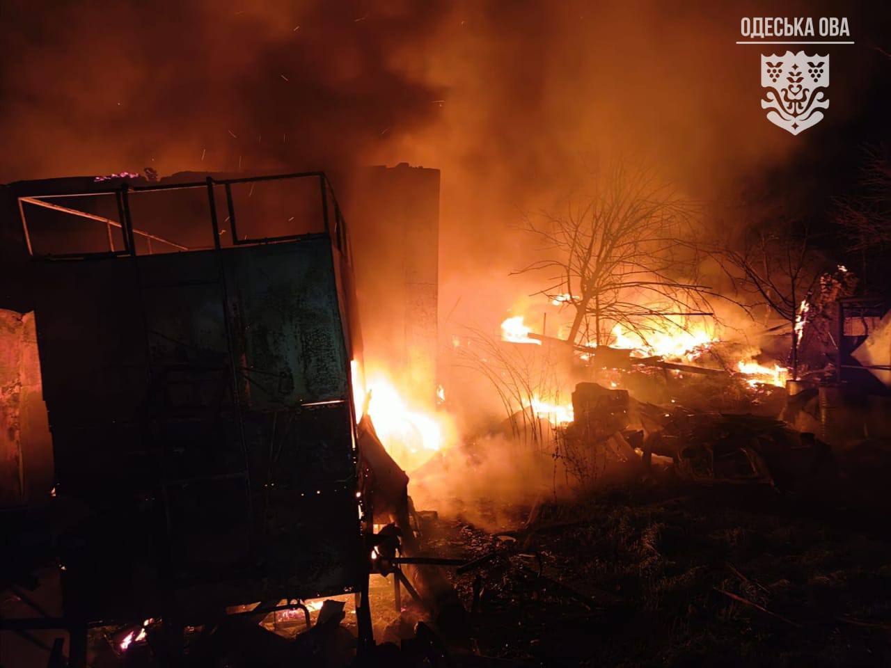 Ворог масовано атакував цивільні та портові об’єкти Ізмаїла: постраждали будинки в сусідньому селі