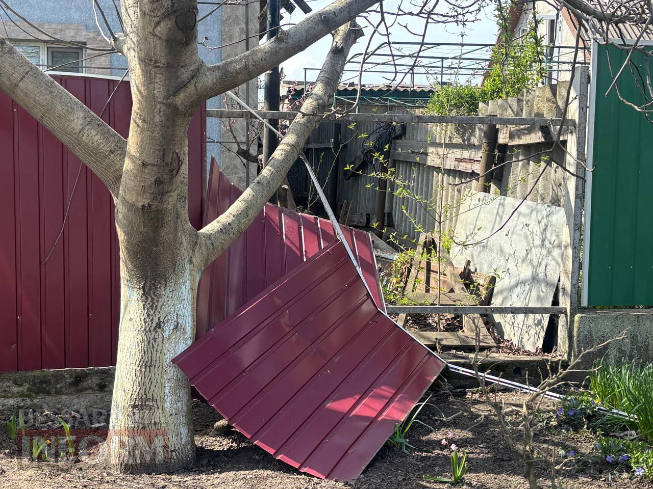 Внаслідок ворожої атаки на Ізмаїл вщент вигоріла СТО, господаря одного з пошкоджених будинків доставлено до лікарні