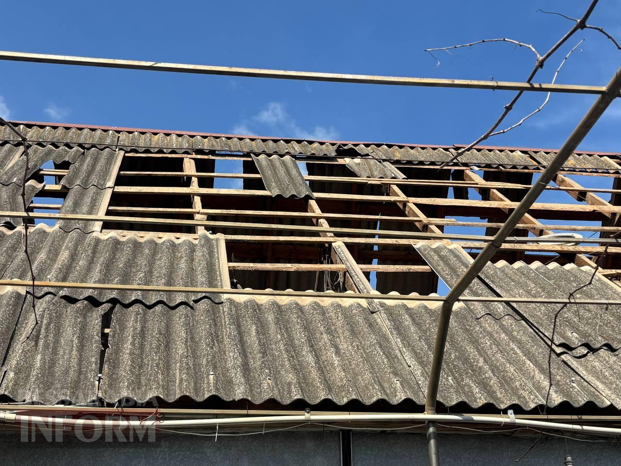 Внаслідок ворожої атаки на Ізмаїл вщент вигоріла СТО, господаря одного з пошкоджених будинків доставлено до лікарні