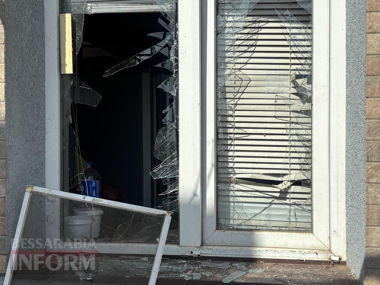 Внаслідок ворожої атаки на Ізмаїл вщент вигоріла СТО, господаря одного з пошкоджених будинків доставлено до лікарні