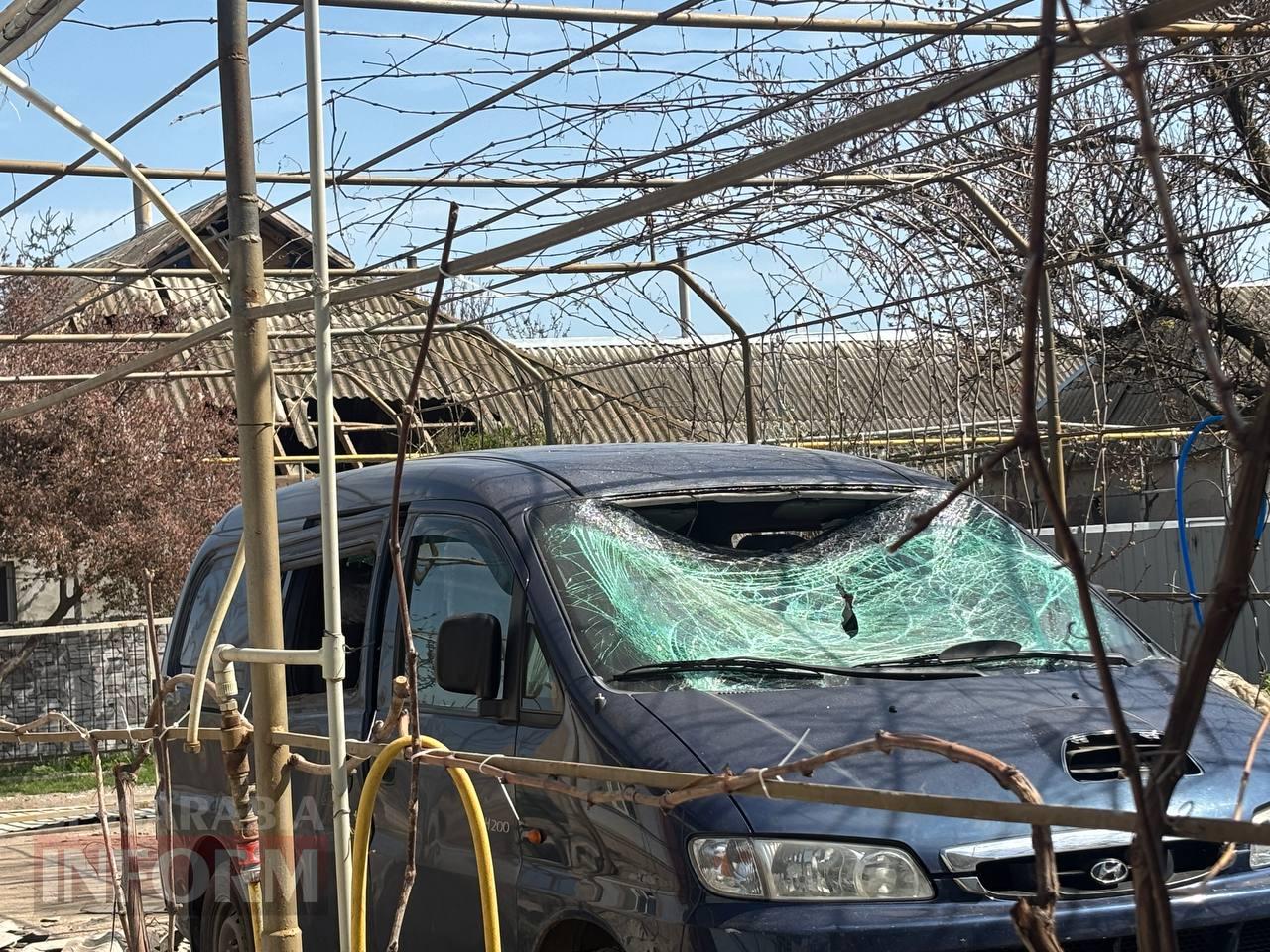 Внаслідок ворожої атаки на Ізмаїл вщент вигоріла СТО, господаря одного з пошкоджених будинків доставлено до лікарні