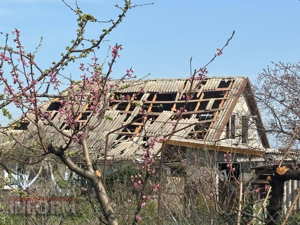 Внаслідок ворожої атаки на Ізмаїл вщент вигоріла СТО, господаря одного з пошкоджених будинків доставлено до лікарні