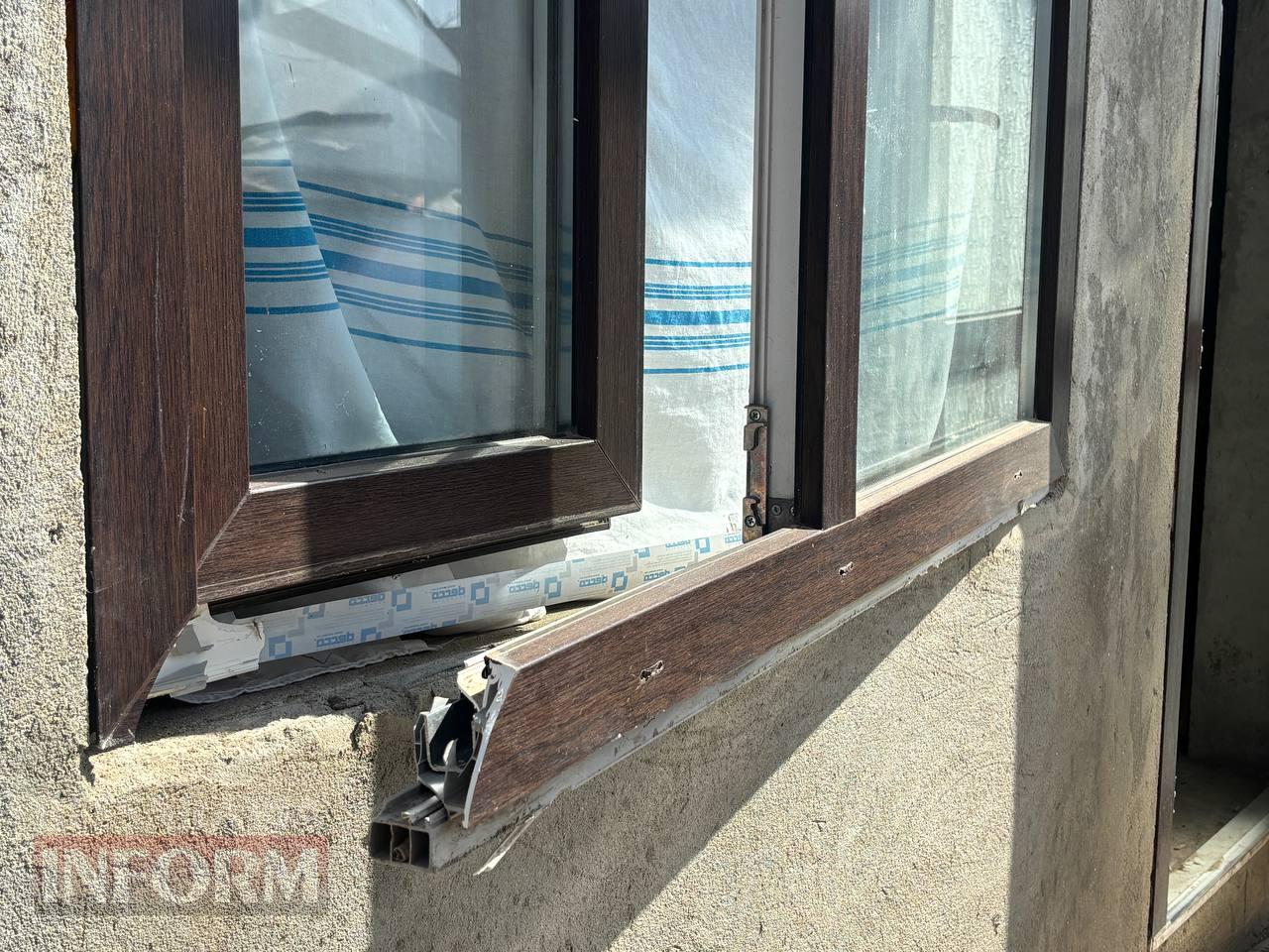 Внаслідок ворожої атаки на Ізмаїл вщент вигоріла СТО, господаря одного з пошкоджених будинків доставлено до лікарні