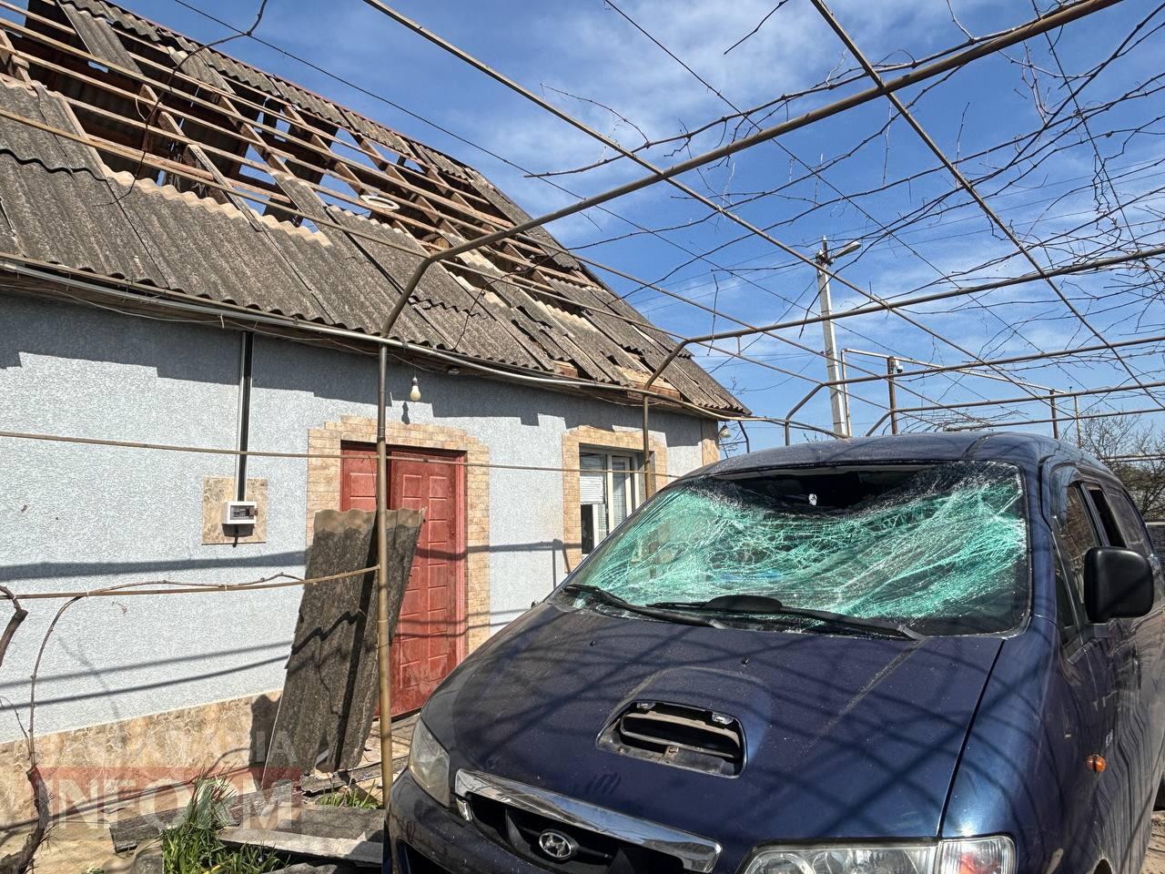 Внаслідок ворожої атаки на Ізмаїл вщент вигоріла СТО, господаря одного з пошкоджених будинків доставлено до лікарні