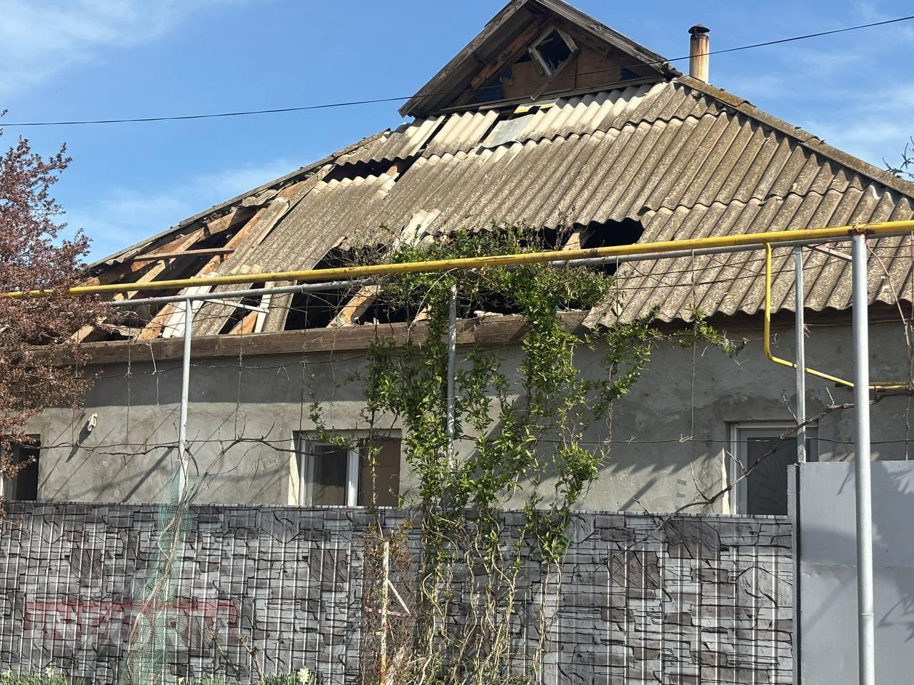 Внаслідок ворожої атаки на Ізмаїл вщент вигоріла СТО, господаря одного з пошкоджених будинків доставлено до лікарні