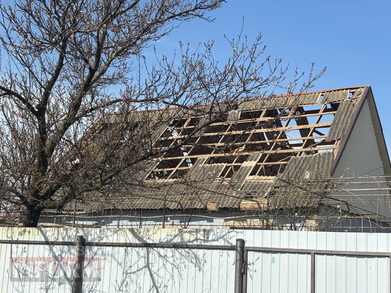 Внаслідок ворожої атаки на Ізмаїл вщент вигоріла СТО, господаря одного з пошкоджених будинків доставлено до лікарні