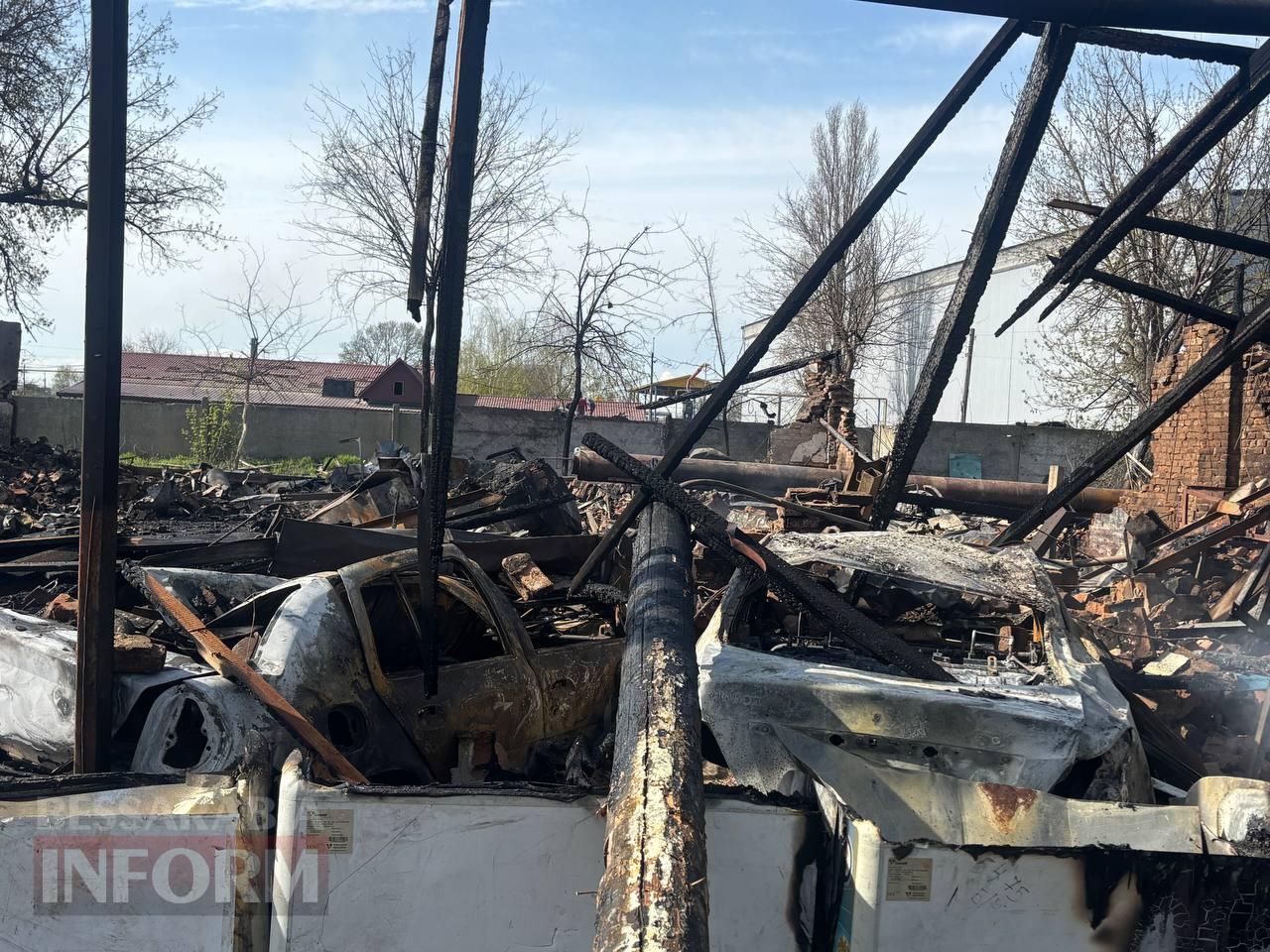 Внаслідок ворожої атаки на Ізмаїл вщент вигоріла СТО, господаря одного з пошкоджених будинків доставлено до лікарні