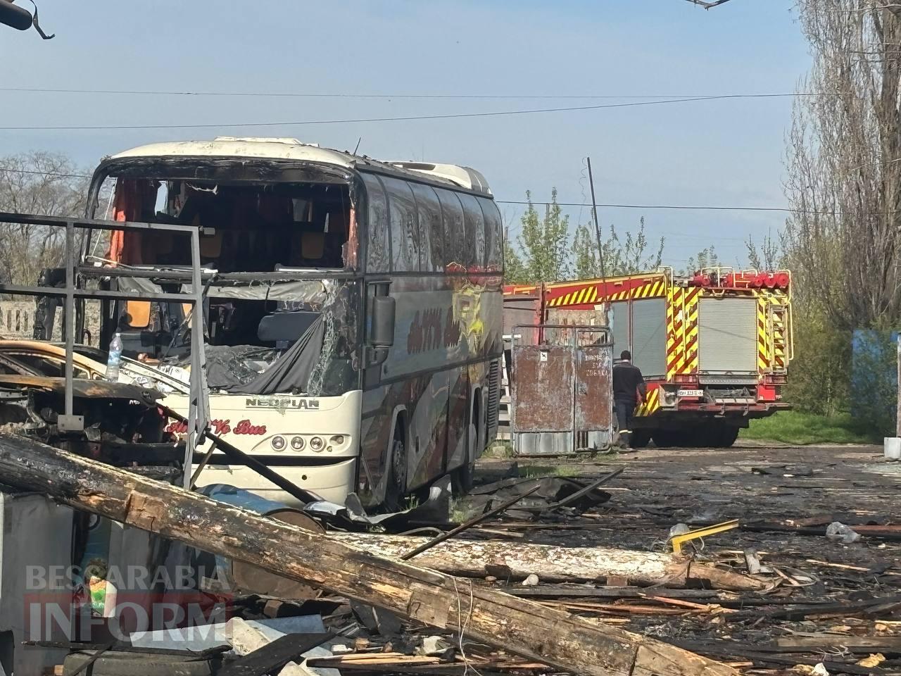 Внаслідок ворожої атаки на Ізмаїл вщент вигоріла СТО, господаря одного з пошкоджених будинків доставлено до лікарні