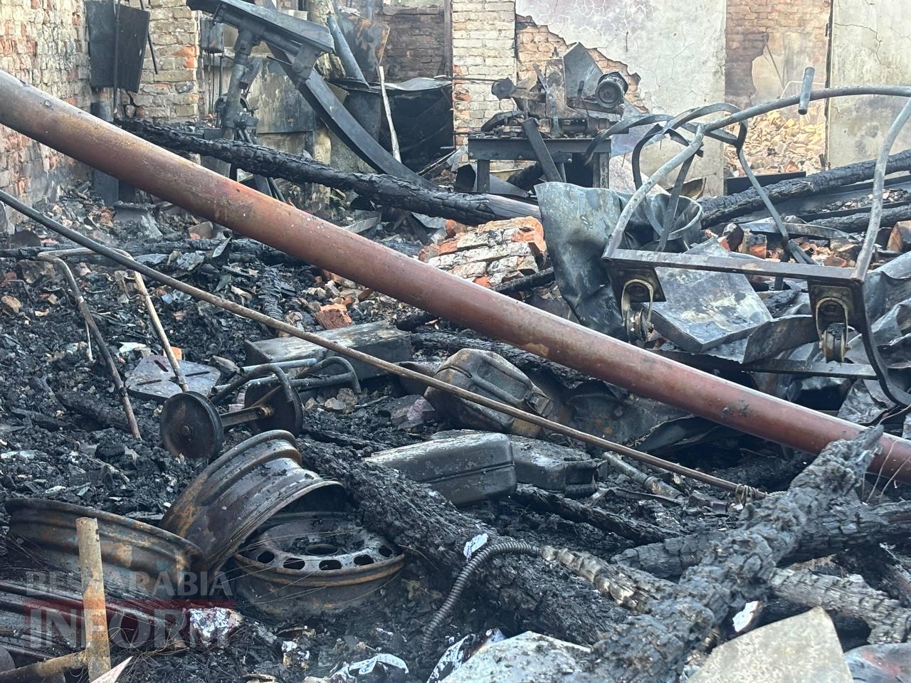 Внаслідок ворожої атаки на Ізмаїл вщент вигоріла СТО, господаря одного з пошкоджених будинків доставлено до лікарні