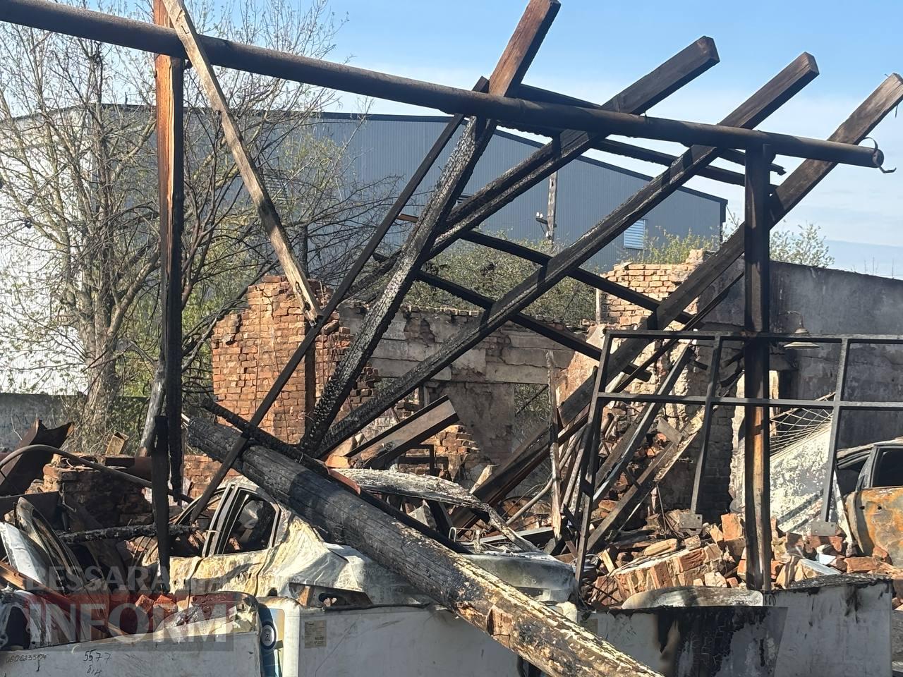 Внаслідок ворожої атаки на Ізмаїл вщент вигоріла СТО, господаря одного з пошкоджених будинків доставлено до лікарні