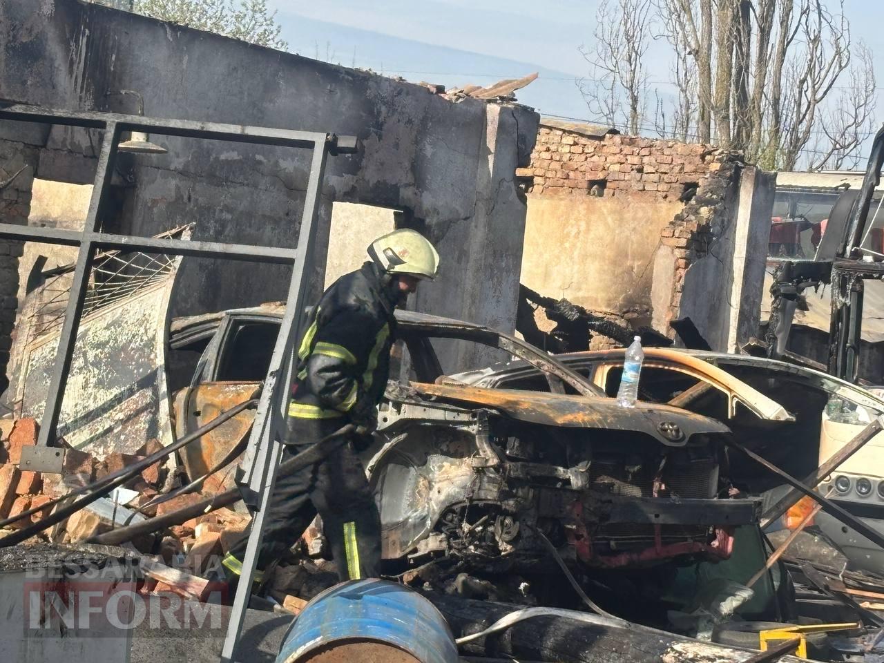 Внаслідок ворожої атаки на Ізмаїл вщент вигоріла СТО, господаря одного з пошкоджених будинків доставлено до лікарні