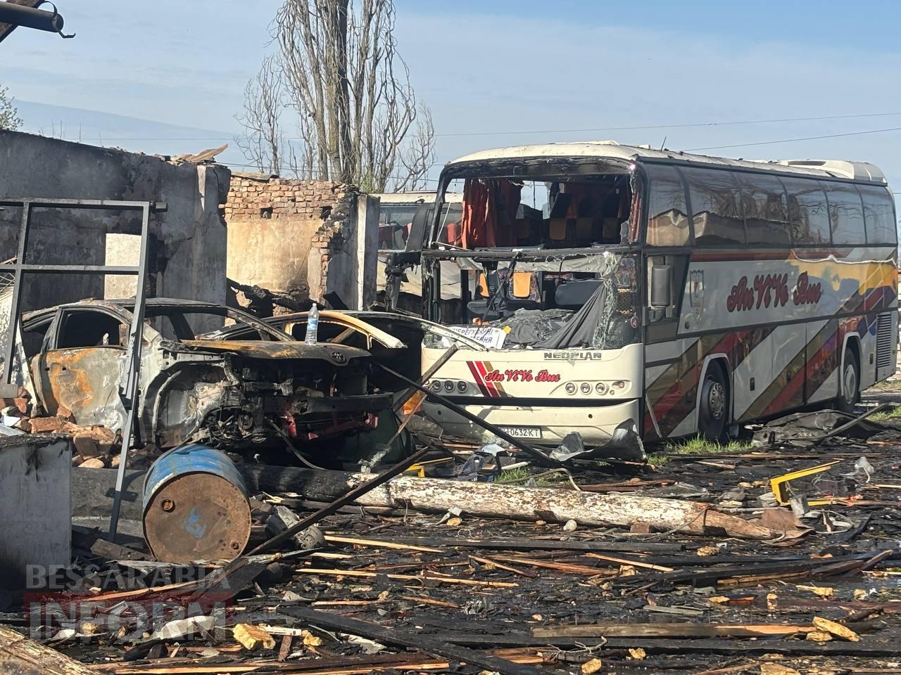 Внаслідок ворожої атаки на Ізмаїл вщент вигоріла СТО, господаря одного з пошкоджених будинків доставлено до лікарні