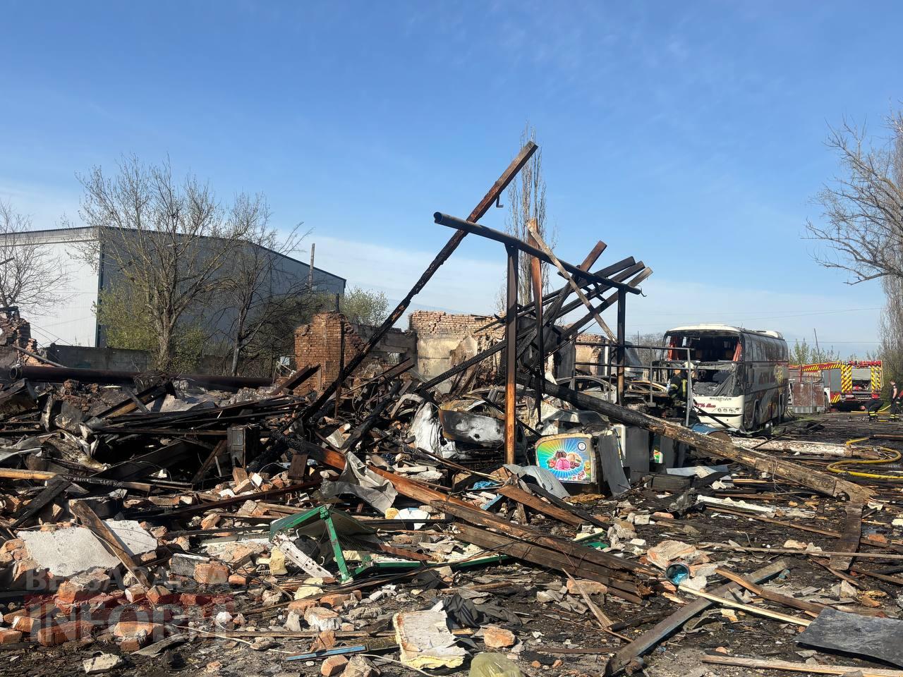 Внаслідок ворожої атаки на Ізмаїл вщент вигоріла СТО, господаря одного з пошкоджених будинків доставлено до лікарні