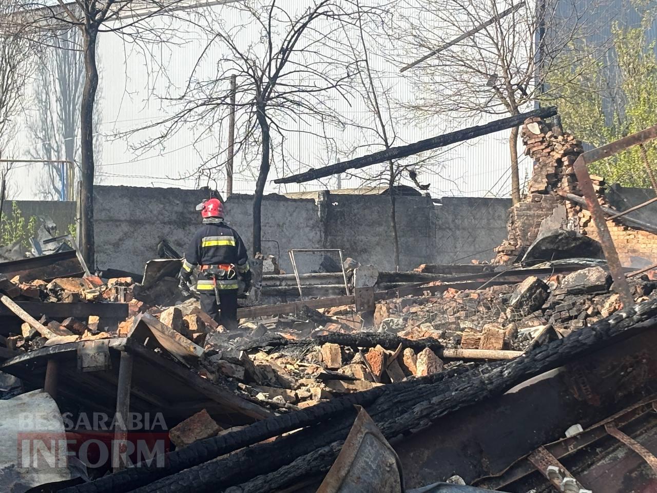 Внаслідок ворожої атаки на Ізмаїл вщент вигоріла СТО, господаря одного з пошкоджених будинків доставлено до лікарні