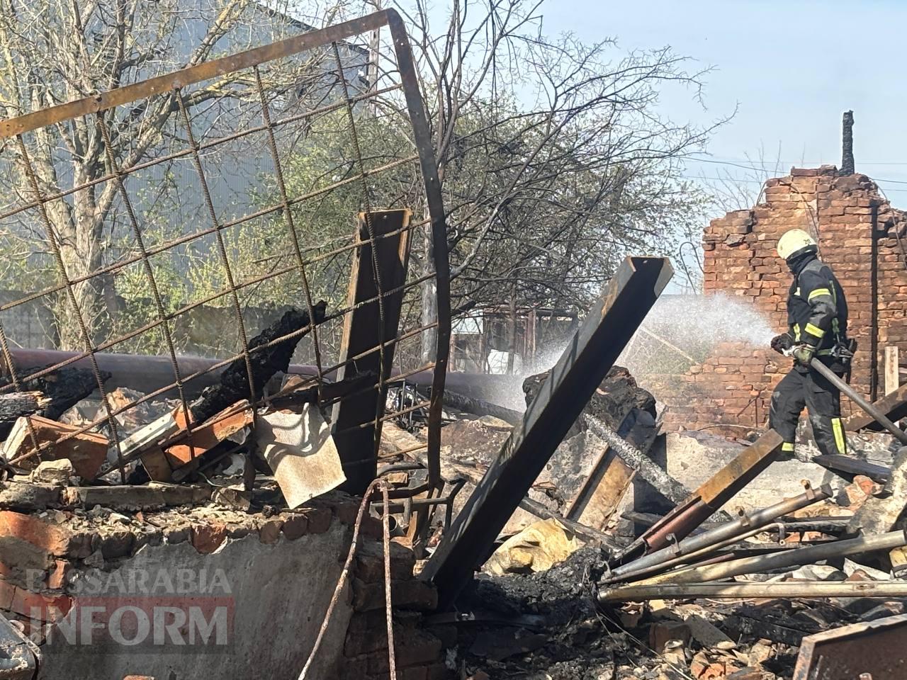 Внаслідок ворожої атаки на Ізмаїл вщент вигоріла СТО, господаря одного з пошкоджених будинків доставлено до лікарні