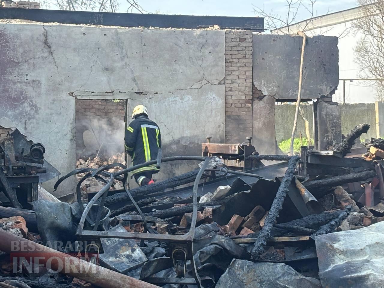 Внаслідок ворожої атаки на Ізмаїл вщент вигоріла СТО, господаря одного з пошкоджених будинків доставлено до лікарні