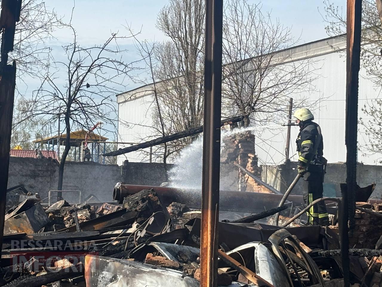 Внаслідок ворожої атаки на Ізмаїл вщент вигоріла СТО, господаря одного з пошкоджених будинків доставлено до лікарні