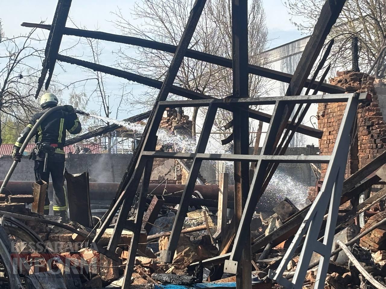 Внаслідок ворожої атаки на Ізмаїл вщент вигоріла СТО, господаря одного з пошкоджених будинків доставлено до лікарні