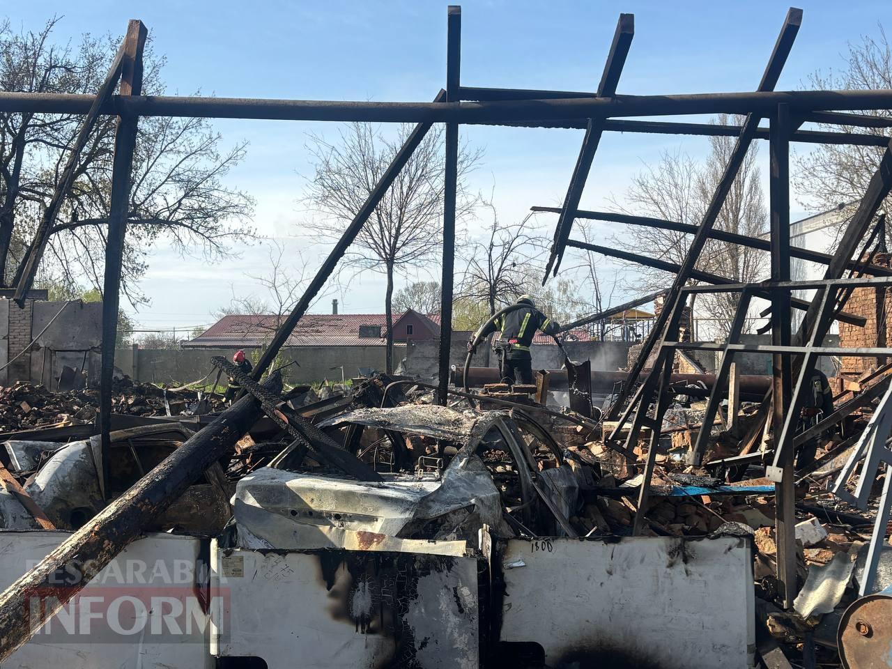 Внаслідок ворожої атаки на Ізмаїл вщент вигоріла СТО, господаря одного з пошкоджених будинків доставлено до лікарні
