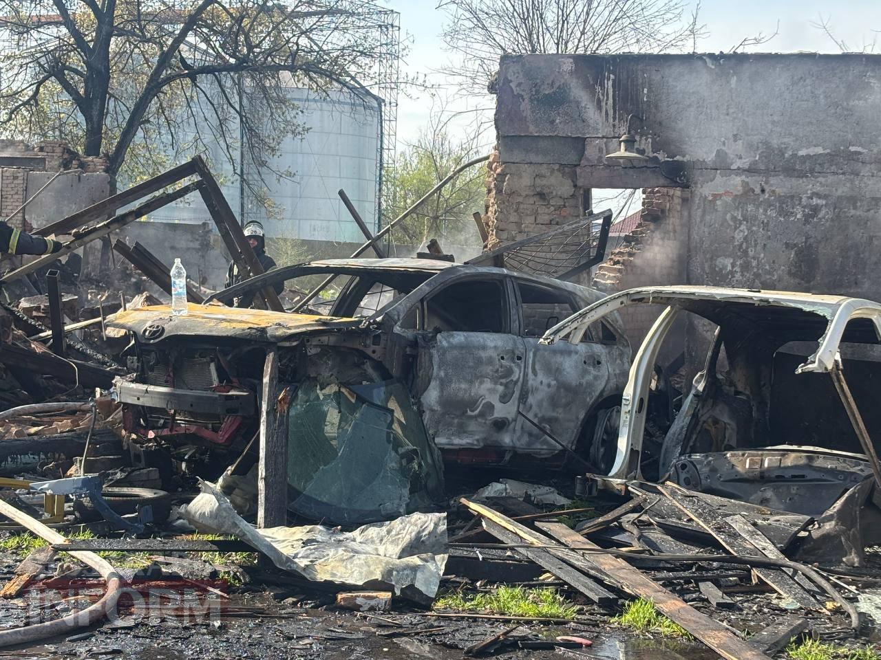 Внаслідок ворожої атаки на Ізмаїл вщент вигоріла СТО, господаря одного з пошкоджених будинків доставлено до лікарні