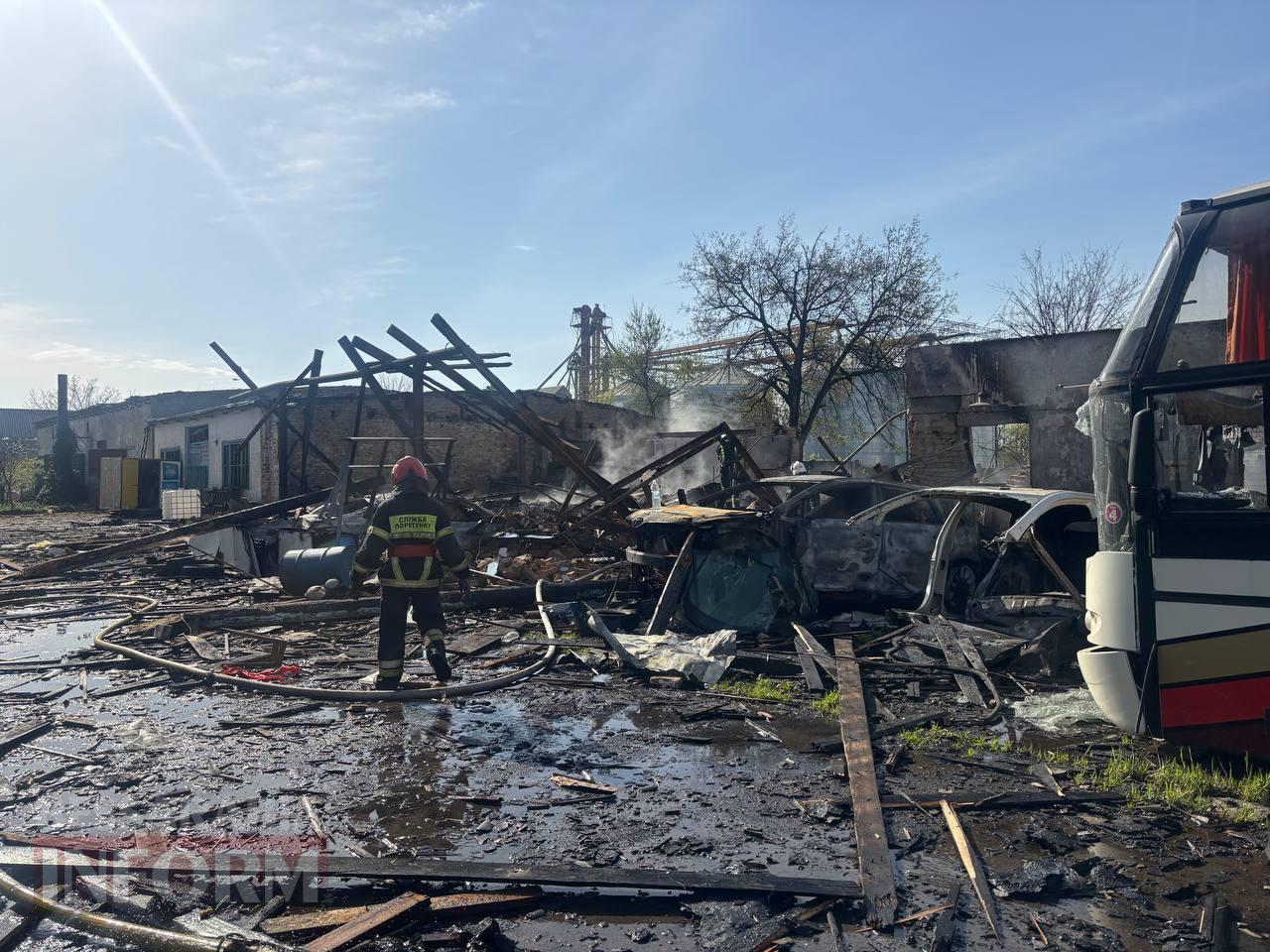 Внаслідок ворожої атаки на Ізмаїл вщент вигоріла СТО, господаря одного з пошкоджених будинків доставлено до лікарні